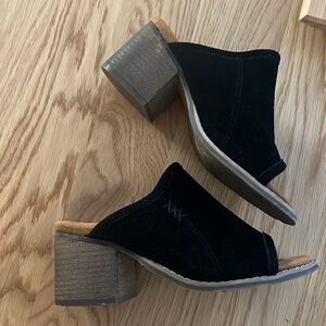 BearPaw Suede Heels